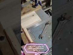 Wir nehmen Sie mit, um die Bienenwabenfabrik zu besichtigen und den Montageprozess der Bienenwaben zu beobachten.