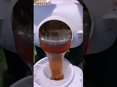 Ein genauerer Blick: Hochwertiger Honig wie ein goldener Wasserfall