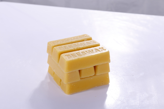 kaufen 100% organische reine handgemachte gelbe Nahrungsmittelkosmetische Grad-Bienenwachs-Stange des Bienenwachs-Block-28g on-line-Fertigung