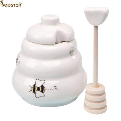kaufen Weißer leerer GroßhandelsHoney Jar Ceramic Honey Pot mit hölzernem Schöpflöffel für Honigspeicher on-line-Fertigung