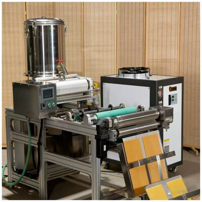 Automatische Bienenwachs-Mittelwandmaschine mit Edelstahlkonstruktion, 220V-380V Stromversorgung und 350mm-750mm Walzenlänge für effiziente Bienenwachsplattenherstellung