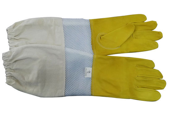 Gelbe Schutzhandschuhe für Imkerei mit dem weißen gelüfteten Handgelenk
